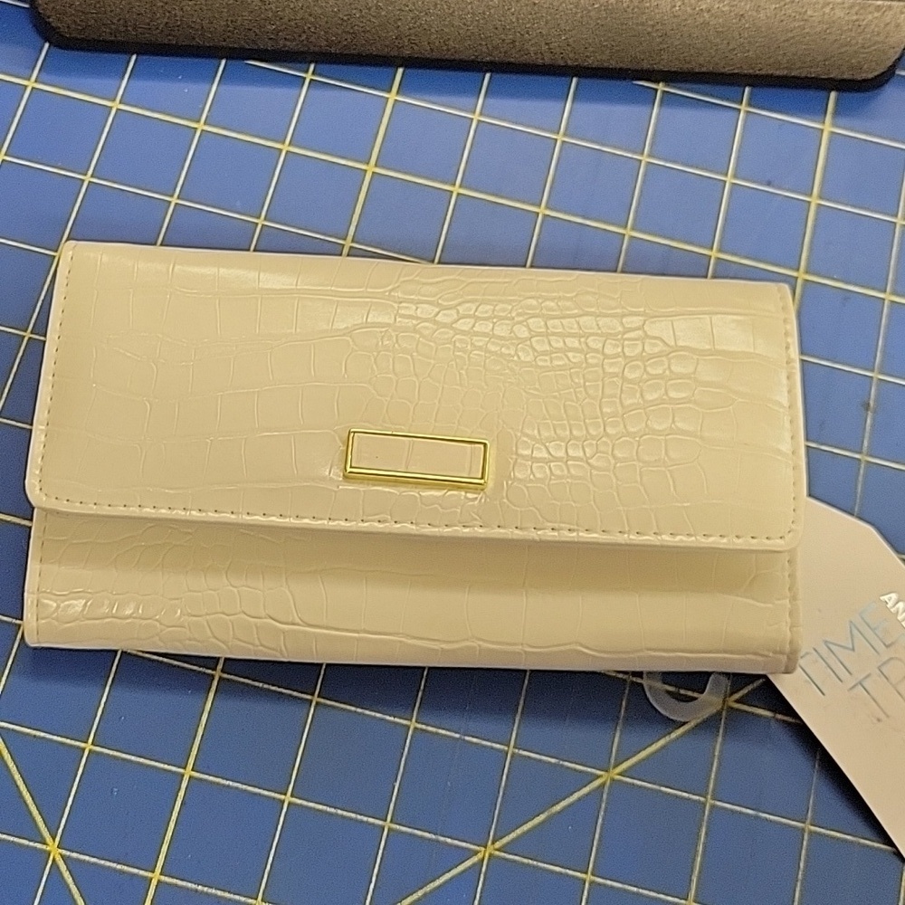 Time and Tru Cream Clutch Organizer Wallet 7.5x4x1 New